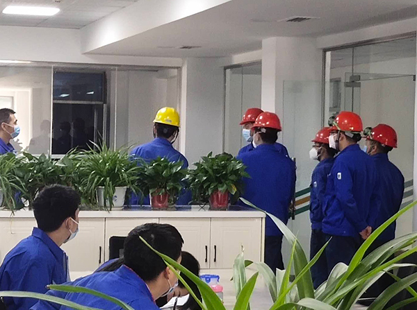 董事長親臨一線督導防疫和安全生產工作.jpg