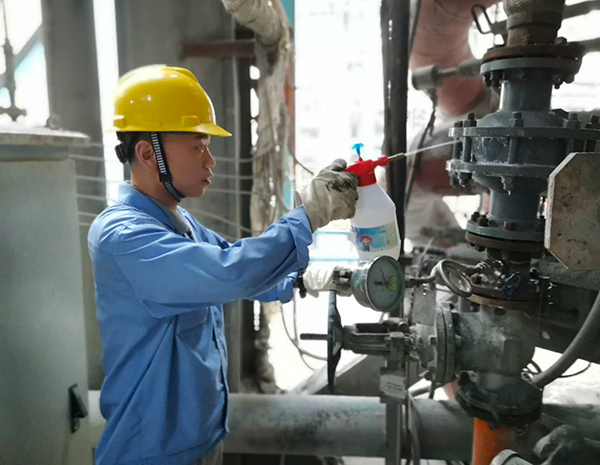 操作人員噴壺查找設備缺陷漏點.jpg