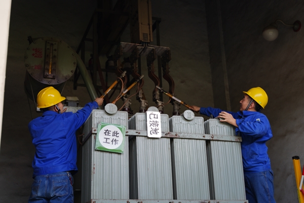 3、安措小組正在對(duì)變壓器做安全措施.JPG