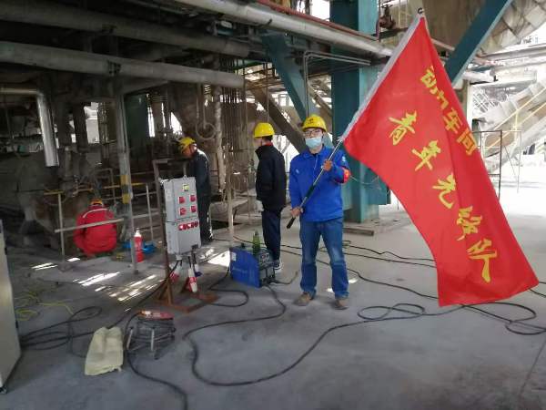 動力車間大修剛開始時，在3號爐零米，青工從車間領(lǐng)回青年先鋒隊隊旗（魏高強攝[1].jpg