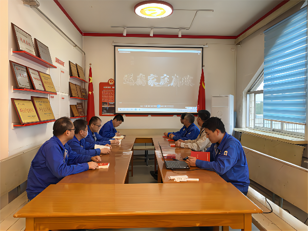 管理組、化工二班黨小組觀看學(xué)習(xí)遠(yuǎn)離家庭腐敗警示教育片(1).png