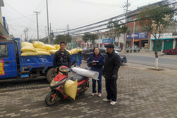 2月10日，尿素銷售人員在武功縣貞元鎮(zhèn)農(nóng)資店門口與農(nóng)戶交流。(副圖）.jpg