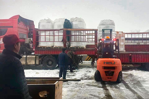 2月12日，物資采供部彬州分部在大雪中卸車，保障物資供應(yīng)(副圖）.jpg