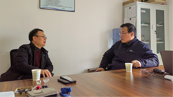 圖2：2.14日，運銷市場部部長同華海物流部負責人就下游配送工作進行商談(副圖）.jpg