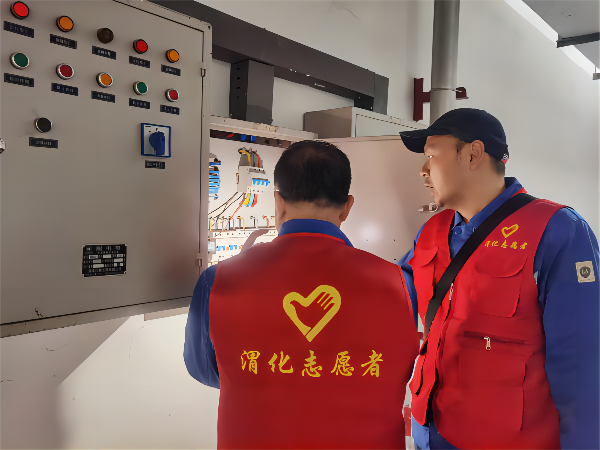 3月2日學雷鋒活動現(xiàn)場，黨員喬磊和王益對現(xiàn)場配電箱進行隱患排查(1).png