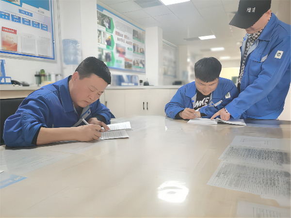 3月9日，化工一班班長(zhǎng)王冬冬為徒弟制定學(xué)習(xí)計(jì)劃，主操李軍強(qiáng)為徒弟王浩男答疑(1).png