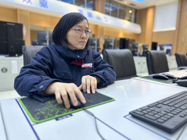 2023年3月24日，師傅劉秋榮在控制室巡檢裝置運(yùn)行狀況工作照。.jpg