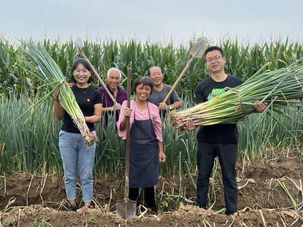 推廣宣傳五星大蔥，聯(lián)系渭化集團(tuán)捐贈大型設(shè)備，通過樹立典型，輻射帶動(dòng)群眾增收致富。.jpg