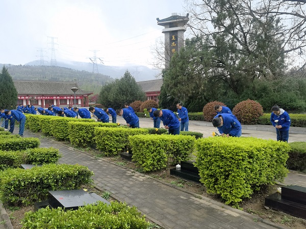4月3日，全體黨員在烈士園碑區(qū)祭掃陵園、默哀深思.jpg