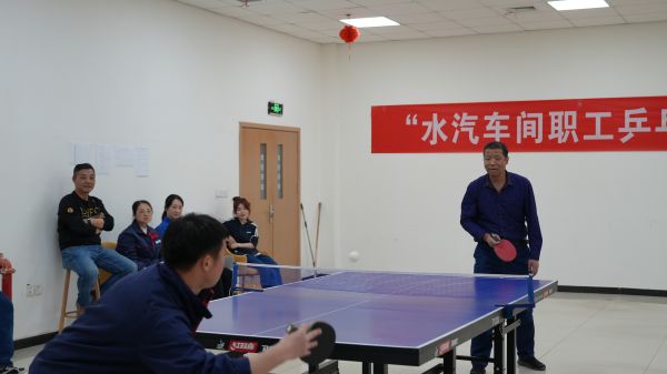 3月30日，舉行男子單打比賽。管理組李戰(zhàn)峰和運(yùn)行三班王迪巔峰對決。.jpg