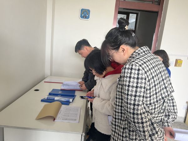 3.23健力寶審核組在質(zhì)檢部、審核易制毒管理，翻閱記錄。.jpg