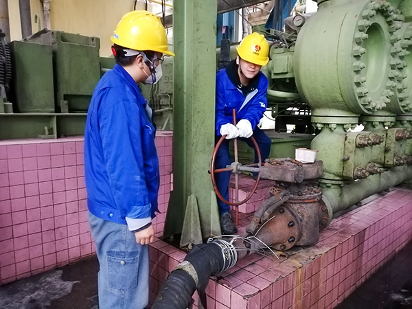 4月4日，合成三班作業(yè)人員通過軟管開始從二號(hào)大槽排放煤漿，并回收至一號(hào)大槽.jpg