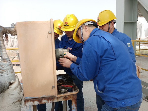 4月6日，空分尿素工段段長郭凱、技術(shù)員張桂芳等人在尿素框架五樓進行電纜更換，變送器接線檢維修工作  計控電儀部 馮香妮 攝.jpg
