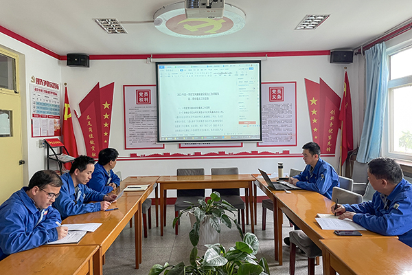 4月12日上午10點(diǎn)，動(dòng)力車間黨支部在黨員活動(dòng)室組織召開4月份黨風(fēng)廉政建設(shè)專題會(huì)議，學(xué)習(xí)貫徹公司紀(jì)檢委員例會(huì)精神，安排部署支部二季度黨風(fēng)廉政建設(shè)重點(diǎn)工作。.jpg