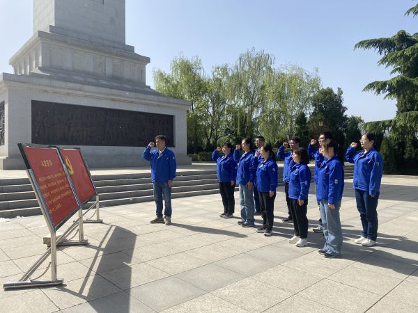 圖三：在革命烈士紀(jì)念碑前，全體黨員重溫入黨誓詞.jpg