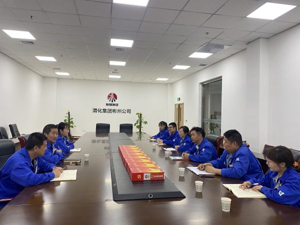 4月18日，制氣車間黨支部與質(zhì)量監(jiān)督檢驗部黨支部在彬州公司會議室，開展對標交流活動，支部書記就提升支部黨建標準化建設(shè)交流經(jīng)驗畫面。.jpg
