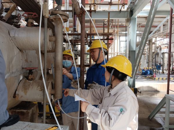 5月7日，三期現(xiàn)場調(diào)校液位浮筒.jpg