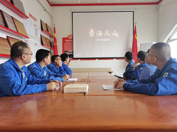 5月10日，尿素車間管理組與化工班組共同觀看保密教育警示片密海風(fēng)云.jpg