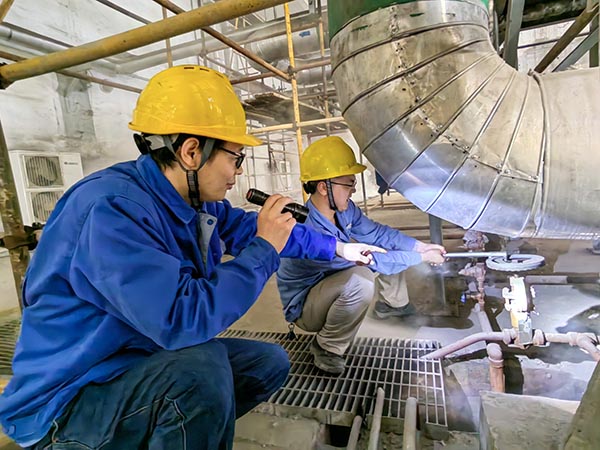 5月8日上午，動力車間三期泵房內(nèi)，技術員畢加佳指導副司爐王天賜排放BW管線內(nèi)積水.jpg