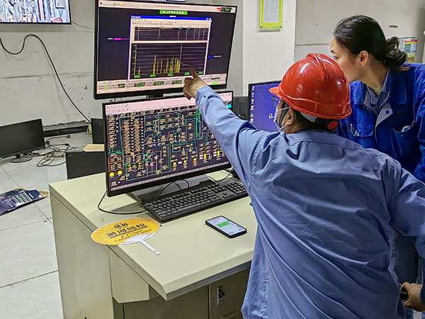 5月13日，動(dòng)力車(chē)間三期鍋爐控制室，DCS改造工藝、儀表、電氣等部門(mén)聯(lián)合調(diào)試期間，車(chē)間副主任焦志波詢問(wèn)DCS改造畫(huà)面.jpg