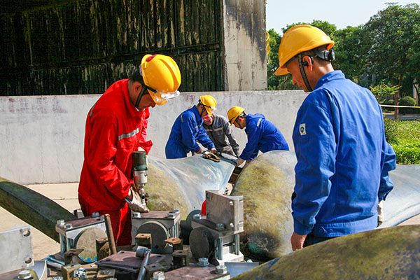 5月13日，李曉峰作業(yè)組檢修風(fēng)機(jī)葉片   600.jpg