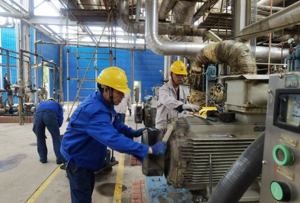 5月13日，電氣檢修人員在雙甲變換裝置進(jìn)行電機(jī)檢修.jpg