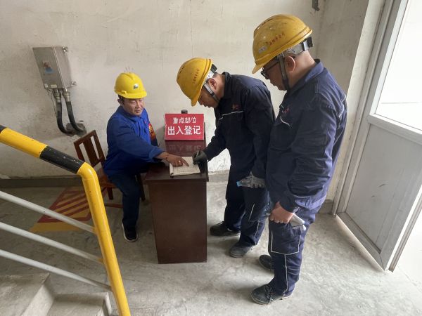 5.12上午，行政保衛(wèi)部在重點(diǎn)部位三期機(jī)組進(jìn)行進(jìn)入人員登記.jpg