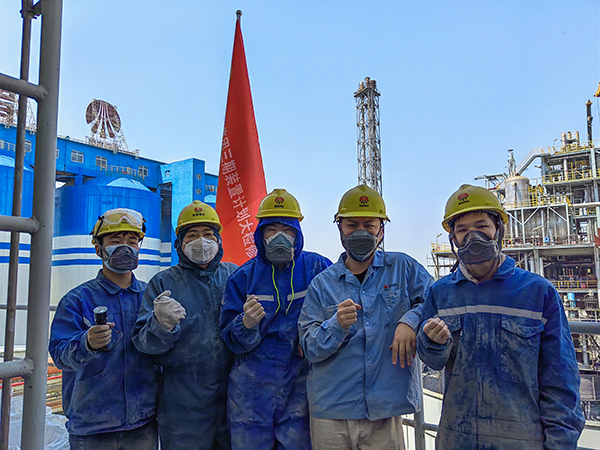 5月12日，動(dòng)力車間三期脫硫塔灰斗平臺(tái)，青年先鋒隊(duì)清理脫硫塔灰斗內(nèi)積灰，在休息時(shí)合影.jpg