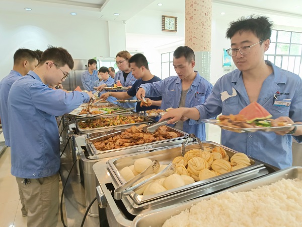 5月15日，檢修人在食堂用餐.jpg