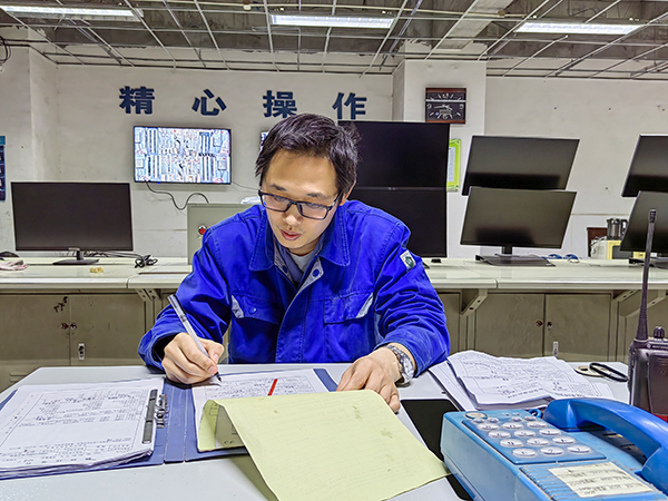5月15日19點，動力車間三期控制室，技術員畢加佳給加班檢修的5號鍋爐更換空預器辦理檢修票.jpg