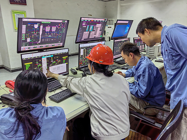 5月13日，動力車間三期控制室，DCS調試將一、二期氨水制備工程師站遷移至三期.jpg