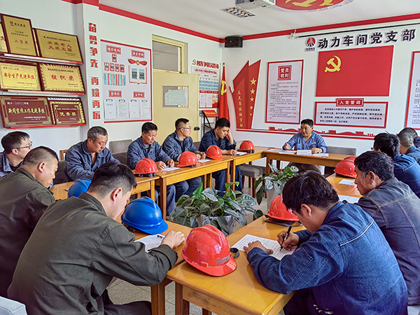 5月16日。動(dòng)力車間會(huì)議室，安全員焦路秦正在給外協(xié)檢修人員培訓(xùn).jpg