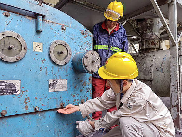5月16日，動(dòng)力車間三期給煤機(jī)，屈豪正在檢查給煤機(jī)的復(fù)位情況.jpg