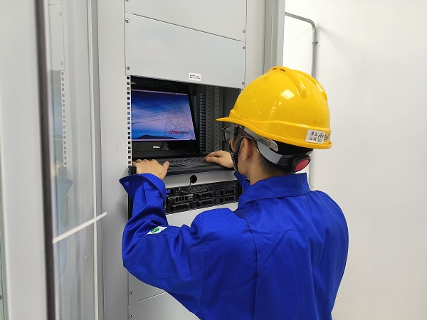 5月25日，計(jì)控電儀分部運(yùn)行員工在檢查微機(jī)五防操作系統(tǒng)是否流暢。.jpg