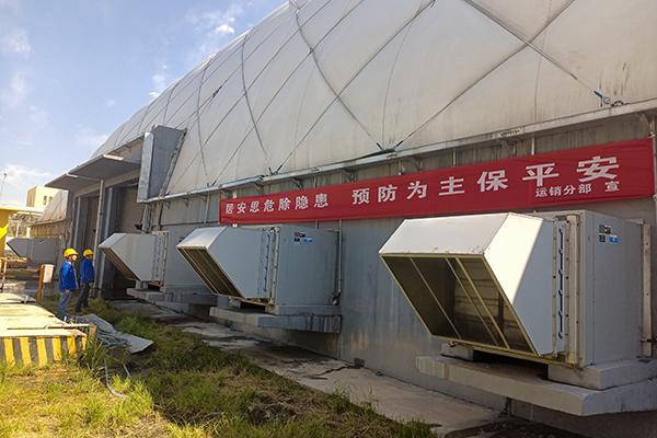 6月7日，運(yùn)銷(xiāo)分部，張海波、曹侃、李智民等人員，在氣膜棚排查隱患運(yùn)銷(xiāo)分部 伍思盈 攝.jpg