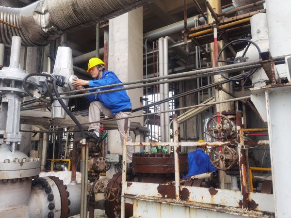 氣化爐上，柳曦、徐騰飛冒雨調(diào)試氣化爐電動閥.jpg