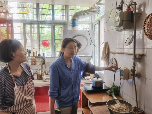 5.16日，女工協(xié)管員進入職工家屬家里進行安全用電宣講.jpg