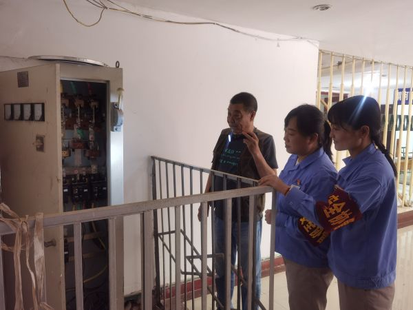 6月19日，公司女工協(xié)管員對單身樓配電間進行安全用電檢查.jpg