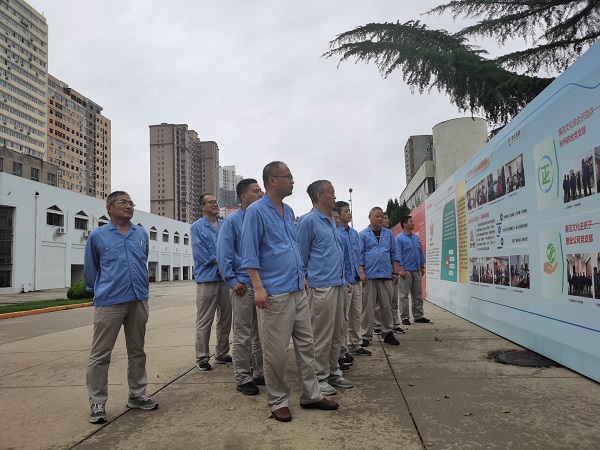 7月3日下午，尿素車間在公司辦公樓前黨員職工參觀公司主題展板2.jpg