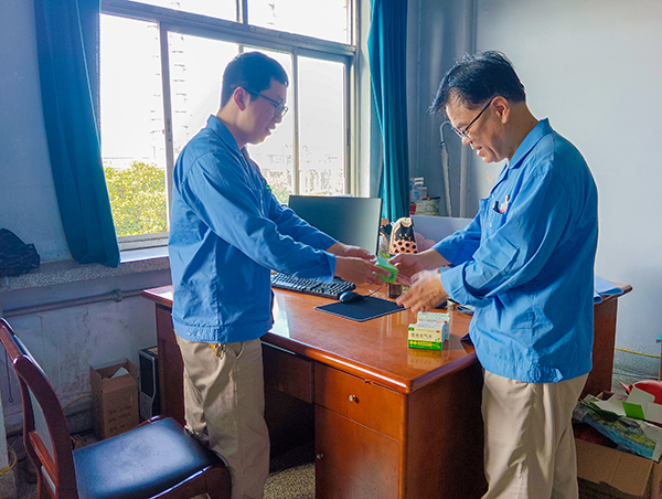 7月3日，計控電儀部安全員黃建容為各班段站發(fā)放防暑降溫用品.jpg