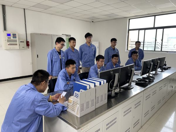 開展班前會議，強調(diào)降本增效需要從身邊的小事做起。.jpg