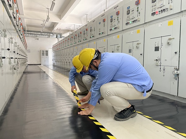 8月16日，電氣運行人員正在為絕緣膠墊粘貼雙色膠帶.jpg