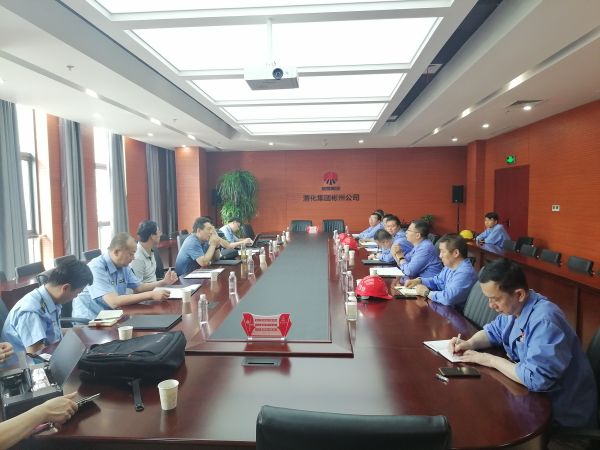 8月17日，省環(huán)保廳一行到公司開展環(huán)保檢查，彬州公司副總經(jīng)理、生產(chǎn)部部長張安平，彬州公司安環(huán)部部長秦敏建等相關(guān)單位主要負責人參加迎接，此圖為檢查組在三樓行政會議室檢查交流.jpg