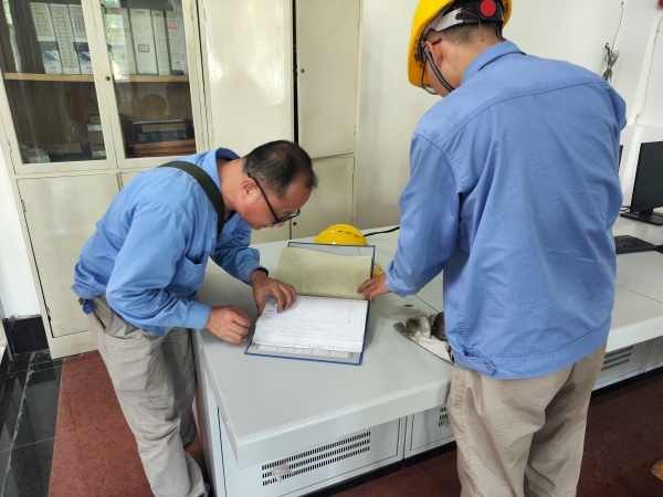 師帶徒，8月21日，老師傅王益在一期控制室為新員工胡含朗講解儀表設(shè)備圖紙.jpg