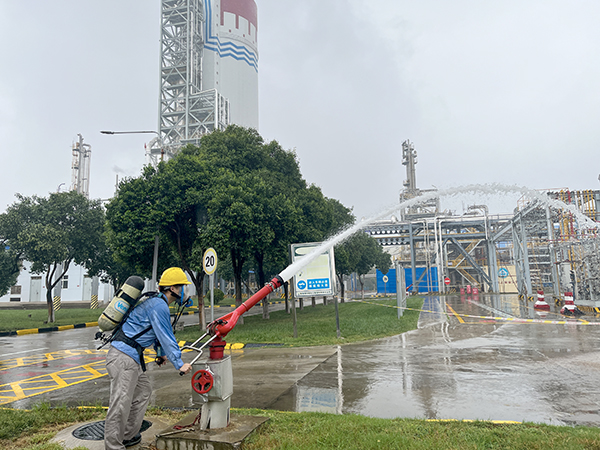 9月19日9：11現(xiàn)場人員張國濤開啟消防水炮以及水幕噴淋裝置，對現(xiàn)場進行稀釋.jpg