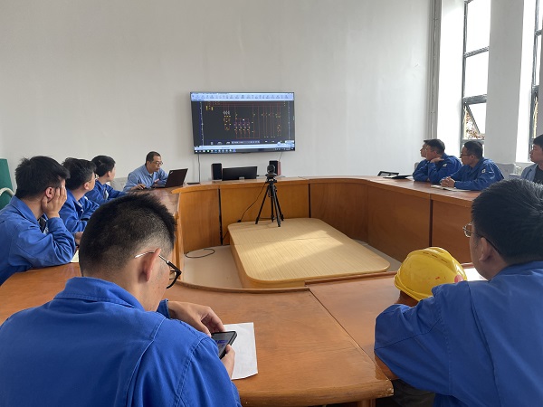 9月24日，電氣技術(shù)員于康健與參訓(xùn)人員進(jìn)行討論答疑。.jpg
