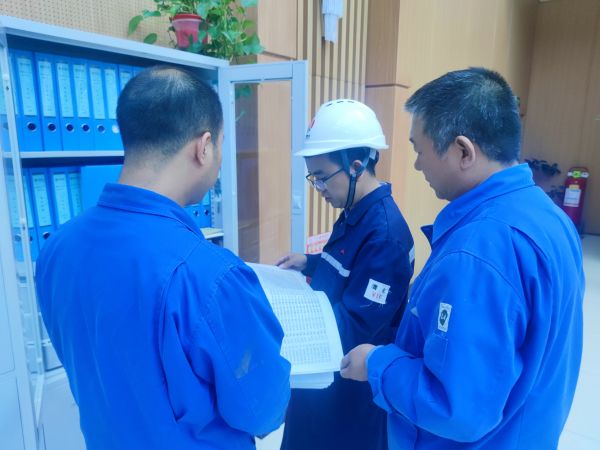 9月27日，交叉檢查組查看崗位人員安全操作規(guī)程.jpg