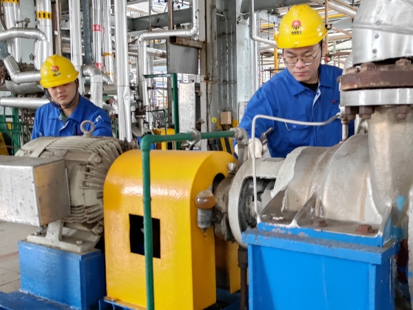 10月4日下午16：00，化工一班周帥王浩南檢查GA503B運行情況.jpg