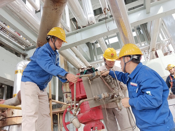 10月8日，空分尿素工段員工在尿素現(xiàn)場進行閥門的拆檢檢修作業(yè).jpg