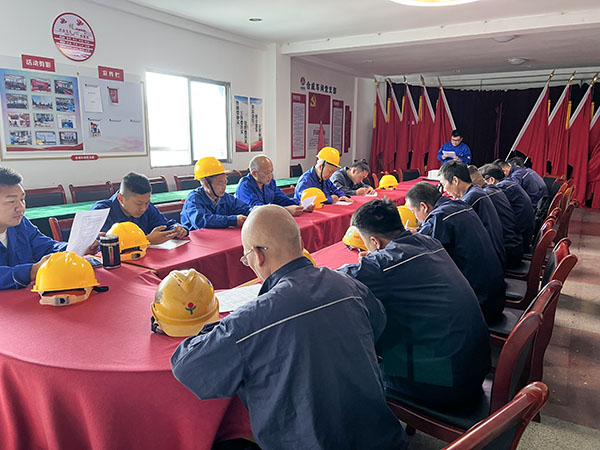 10月9日，合成車間安技員呂博宇在車間會(huì)議室對(duì)兩家外協(xié)單位進(jìn)行安全培訓(xùn)工作.jpg